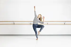 Elegant Dance Pose Drucke: An image of a female dancer in action