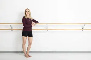 Elegant Dance Pose Drucke: An image of a female dancer in action
