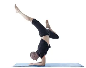 Studio Shot Of A Yogi Drucke: Image of flexible man posing in difficult yoga pose