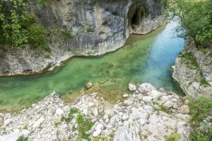 Deserted Rock Formations Drucke: An image of a gorge near Frasassi