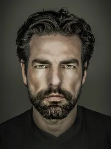 Handsome Bearded Man Drucke: An image of a handsome man with a beard