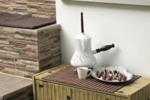 Factory Production Line Drucke: Image of hot chocolate and sweets at workshop