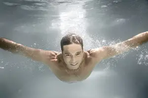 One Person Swimming Drucke: An image of a man diving in a pool