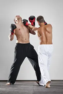 Boxing Match Drucke: An image of two men box fighting