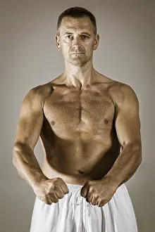 Studio Shot Of A Warrior Drucke: An image of a middle age taekwondo fighter in basic position