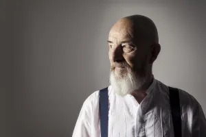 Elderly Man Looking At Camera Drucke: An image of an old man with a beard portrait