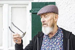 Medical Care Pictures Drucke: An image of an old man and his glasses