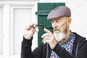 Medical Care Pictures Drucke: An image of an old man and his glasses