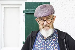 Senior Citizen Portraits Drucke: An image of an old man and his glasses