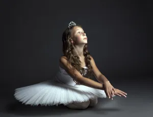 Female Dancer In Studio Drucke: Image of pensive young ballet dancer posing in studio