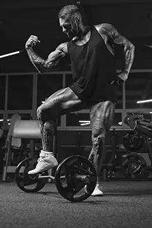 Bodybuilding Gym Drucke: Image of a powerful athlete posing in the gym