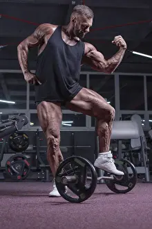 Fitness Athlete Drucke: Image of a powerful athlete posing in the gym
