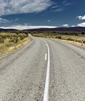 Long Distance Traffic Drucke: An image of a road in Australia
