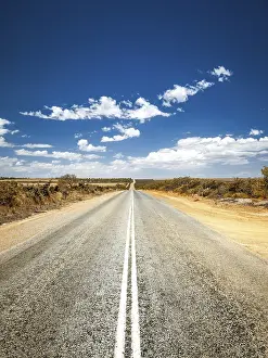 Long Distance Traffic Drucke: An image of a road to the horizon