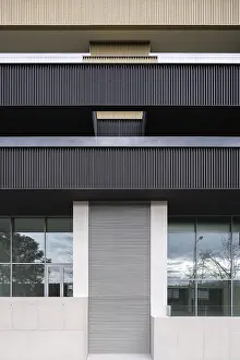 Minimalist Modern Architecture Drucke: This image showcases a modern architectural structure with eco-friendly design elements