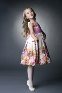 Elegant Female Dancer Drucke: Image of smiling little dancer posing in studio