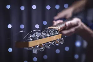 Stringed Instrument Music Drucke: Image of the strings of an electric guitar close-up