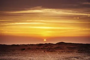 Uninhabited Desert Landscapes Drucke: An image of a sunset in the egypt desert