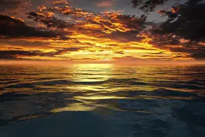 Atmospheric Sunset Over The Sea Drucke: An image of a sunset sky at the ocean background
