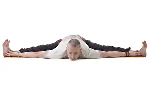 Male Yoga Model Drucke: Image of yogi posing on split, isolated over white backdrop