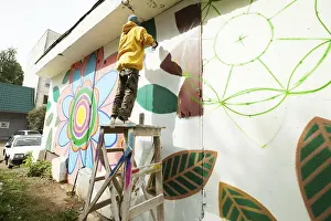 Straßenkünstler Drucke: Bild eines jungen Mannes, der auf die Wand mit Spraydose malt.