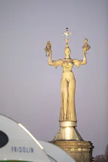Drucke von Statue von Imperia mit Himmel im Hintergrund, dominierende Kunstwerke am Hafen, Statue von Imperia, Hafen, Konstanz, Baden-Württemberg Imperia Drucke: Imperia-Statue mit Himmel im Hintergrund.