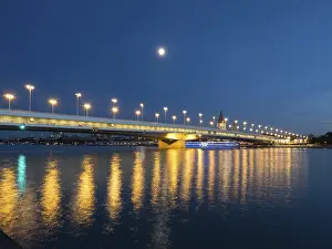Blue Hour Photography Drucke: Imperial Bridge over the Danube