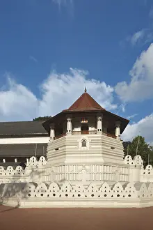 Evening Light On A Sacred Building Drucke: Very important Buddhist shrine
