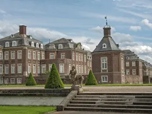 Historic Castle Germany Drucke: Imposing castle building in a park-like setting with clouds in the sky