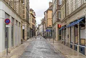 Deserted City Street Scene Drucke: Impression of Troyes