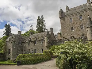 Inverness Drucke: Ein beeindruckendes Schloss mit Zinnen unter einem teilweise bewölkten Himmel.