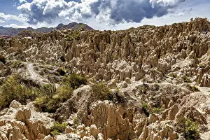 Drucke von Eindrucksvolle erodete Landschaft unter dramatischem Himmel mit wolkenverhangenem Horizont, Die Valle de la Luna Mondtalaue in der Nähe von La Paz in Bolivien Bolivien Drucke: Eindrucksvolle erodierte Landschaft unter dramatischem Himmel mit wolkenverhangenem Horizont