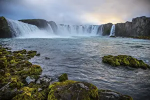 Skjalfandafljot River Falls Drucke: The impressive Godafoss waterfall from below