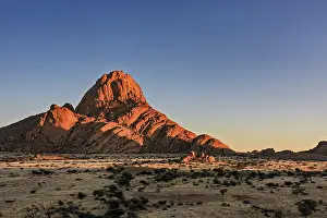 Namibia Landscape Drucke: An impressive mountain in warm sunlight
