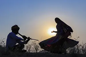 Setting Sun Atmosphere Drucke: Indian gypsy dancing in front of setting sun