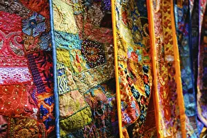 Rajasthan India Culture Drucke: Indian patchwork fabric with traditional Indian patterns close up