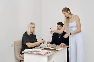 Communication Skills Drucke: Three individuals engage in a creative workshop