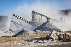 Open Pit Mining Drucke: Industrial background, crusher rock stone crushing machine at open pit mining and processing plant for crushed stone