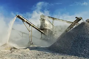 Open Pit Mining Drucke: Industrial background, crusher rock stone crushing machine at open pit mining and processing plant for crushed stone