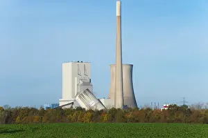 Power Generation Emissions Drucke: Industrial building in an advanced stage of implosion