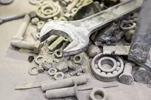 Industrial Technology Drucke: Industry. Set of tools in construction dust