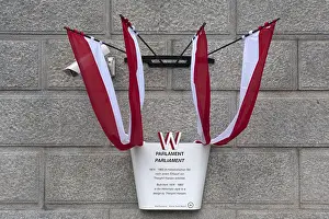 Austrian Parliament Building Drucke: Information board with Austrian flags