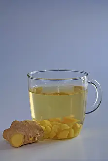 Studio Shot Of Ginger Root Drucke: Infusion of fresh ginger in a glas