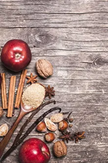 Baking Spices Drucke: Ingredients for baking apple pie - nuts and spices