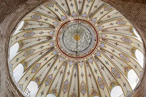 Drucke von Innerer Blick in die Kuppel der osmanischen Architektur in Istanbul, Türkei Istanbul Drucke: Innere Ansicht der Kuppel in der osmanischen Architektur.