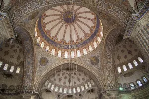 Drucke von Innerer Blick in die Kuppel der osmanischen Architektur in Istanbul, Türkei Istanbul Drucke: Innerer Blick in die Kuppel der osmanischen Architektur.