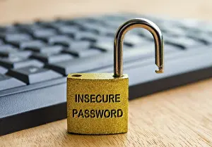 Bilder Datiert 6. September 2024: Unsichere Passwort-Text auf Schloss mit Tastaturhintergrund eingraviert.