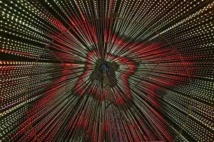 Bilder Datiert 20. Januar 2024: Innerhalb des ILLUMI Baumes, Illight zeigt.