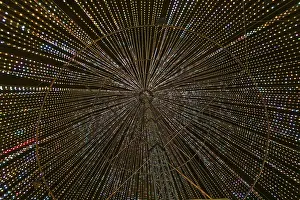 Bilder Datiert 20. Januar 2024: Innerhalb des ILLUMI-Trees, Lichtshow.
