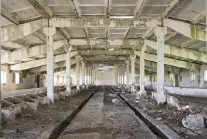 Deserted Building Drucke: Inside of an old abandoned barn